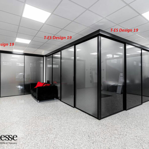 T-ES Design 19 Porta scorrevole esterno muro, 3 ante, alluminio nero opaco, vetro satinato fumè
