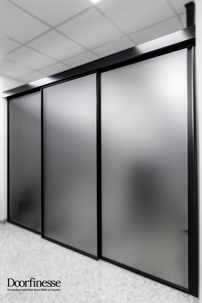 T-ES Design 19 Porta scorrevole esterno muro, 3 ante, alluminio nero opaco, vetro satinato fumè
