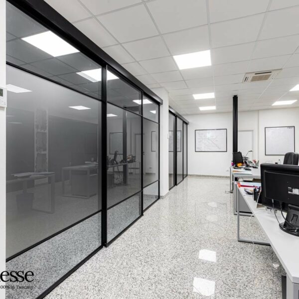 T-ES Design 20 Porta scorrevole esterno muro, 3 ante, alluminio nero opaco, vetro combinato satinato e trasparente fumè