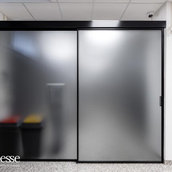T-ES Design 21 Porta scorrevole esterno muro, 2 ante, alluminio nero opaco, vetro satinato fumè