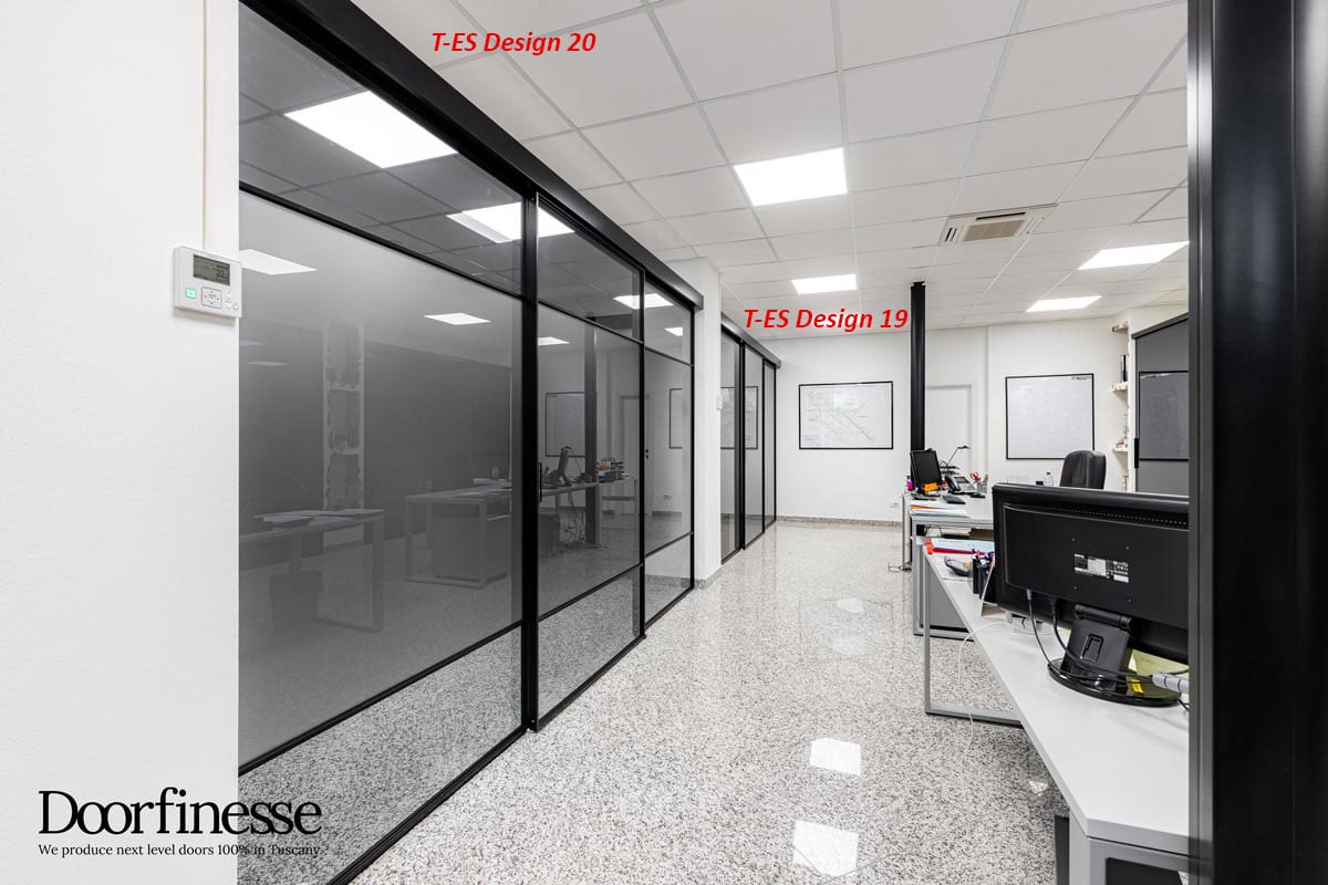 T-ES Design 20 Porta scorrevole esterno muro, 3 ante, alluminio nero opaco, vetro combinato satinato e trasparente fumè