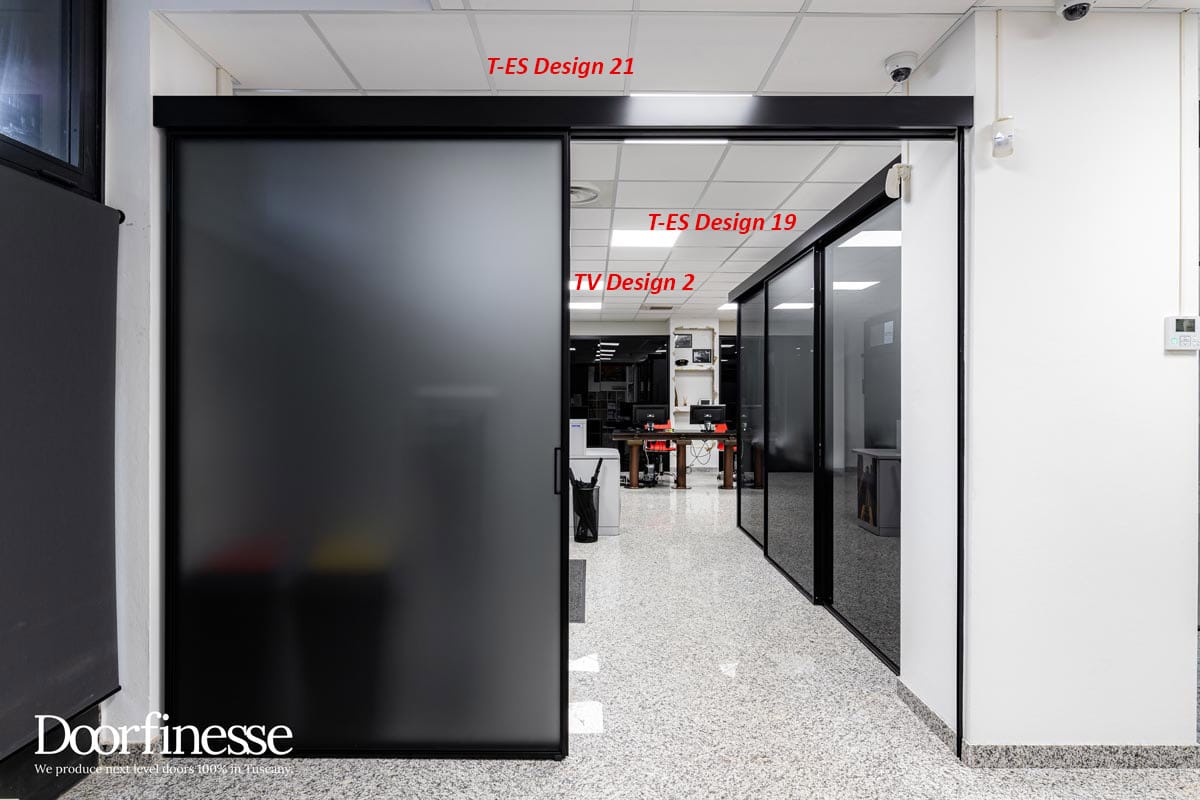 T-ES Design 21 Porta scorrevole esterno muro, 2 ante, alluminio nero opaco, vetro satinato fumè